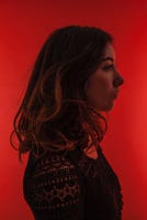 Portrait sur fond rouge