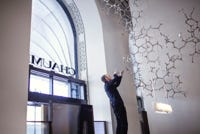 Loris Cecchini installe sa création dans la boutique Chaumet place Vendôme